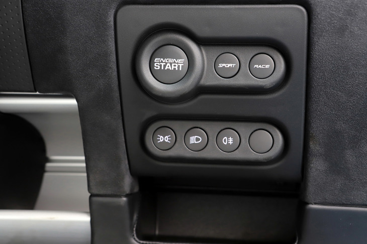 「エキシージ」にはモード切り替え機能付きのESPが標準装備されており、「Drive」「Sport」「Race」「Off」の4種類から、状況に応じて最適な制御を選択できる。