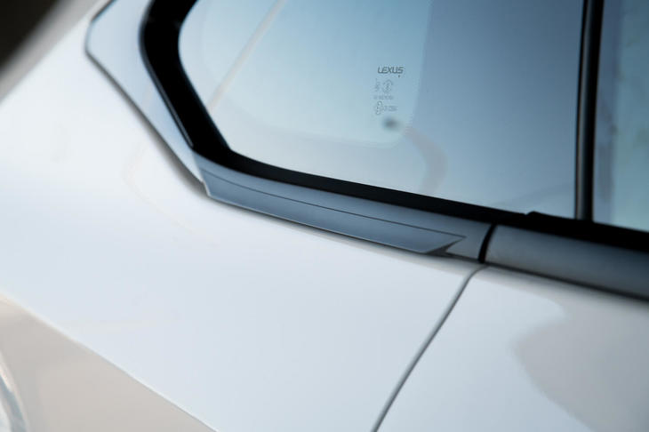 サイドウィンドウモールには、空力性能を高めるというフィンが刻まれている。