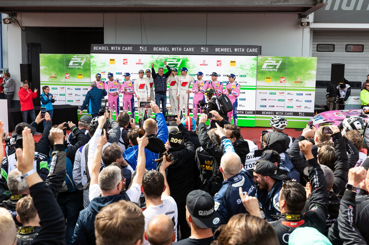 メディアもメカも入り乱れての表彰式。こういうもみくちゃ具合もボクが好きなところ。来年もぜひ、このレースを取材したいと思う。