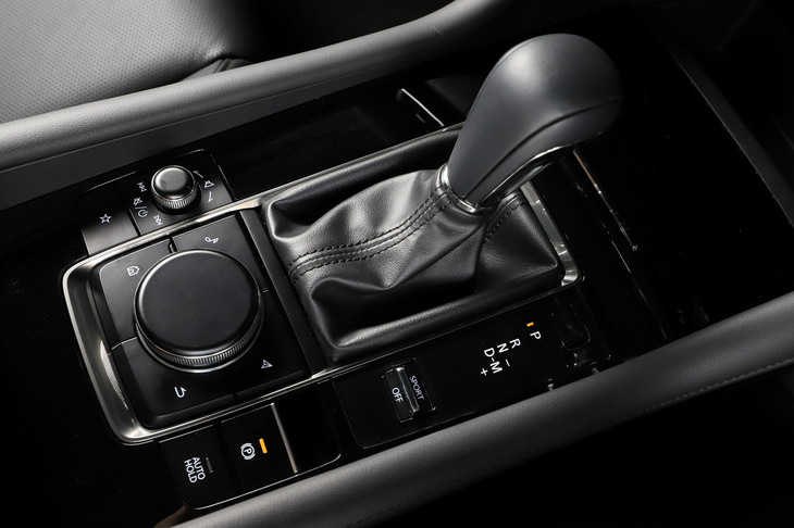 マツダでは2012年に登場した初代「CX-5」以来、自社製の2ペダル車（商用車と「ロードスター」は除く）には自社開発のトルコン式6段AT「スカイアクティブドライブ」を採用している。