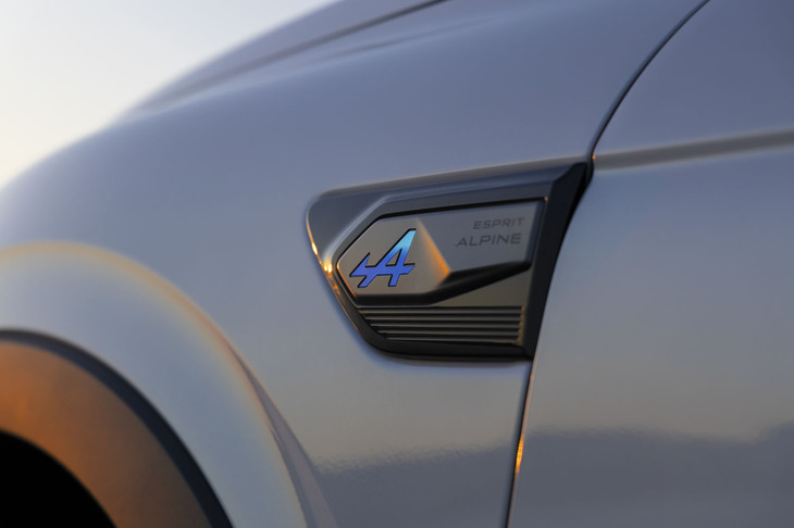 フロントフェンダーには「A」マークと「ESPRIT ALPINE」のレタリングをあしらったバッジが貼られる。