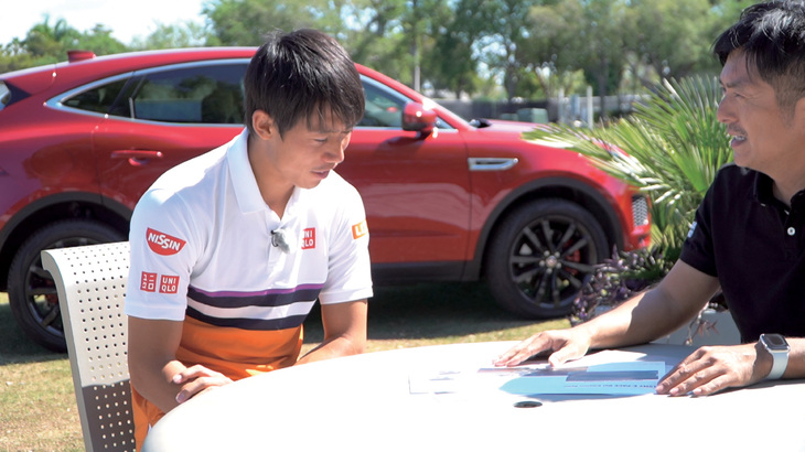 プロテニスプレイヤーの錦織 圭選手（左）。