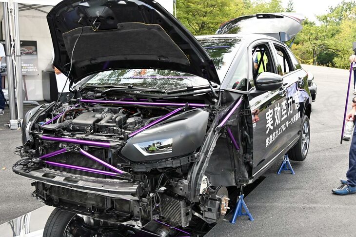会場に展示された「実効空力“感”実験車」。クルマ自体にエアロパーツはなく、ボディーの剛性を実感するのが目的となっている。