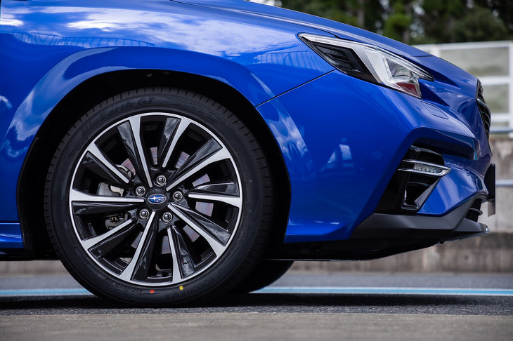 新型「レヴォーグ」の装着タイヤは「ヨコハマ・ブルーアースGT」で統一されている。「STI Sport」では、10本スポークデザインのブラック塗装×切削光輝ホイールに、225/45R18サイズの同タイヤを組み合わせる。