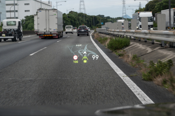 運転支援関連の装備では、アダプティブクルーズコントロールやレーンポジショニングアシストなどは備わるものの、ハンズオフ関連の機能はない。ヘッドアップディスプレイの表示はクリアで、ナビゲーションの地図も表示される。