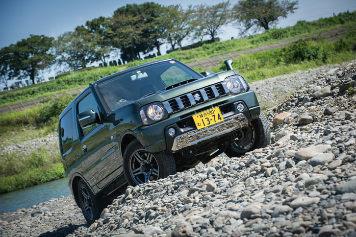 ジムニーの対障害角度は、アプローチアングルが49度、ランプブレークオーバーアングルが32度、デパーチャーアングルが50度。写真程度の悪路なら、アゴや尻を擦ったり、腹を打ったりする心配はまずない。