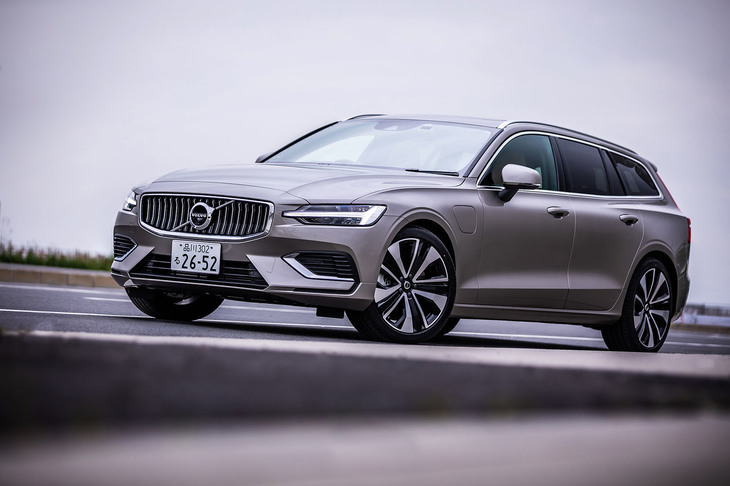 2022年1月に日本導入が開始された最新型「ボルボV60」。今回試乗した「V60リチャージプラグインハイブリッドT6 AWDインスクリプション」には、従来モデルよりも容量が約60％大きい18.8kWhの駆動用リチウムイオンバッテリーが搭載され、ほぼ2倍にあたる91kmのEV航続距離を実現している。