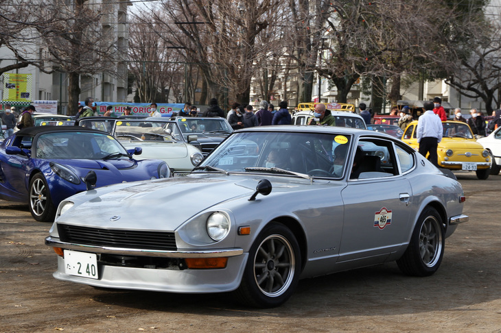 「ダットサン240Z」。初代「フェアレディZ」の北米仕様だが、オリジナルのドアミラーから国内仕様のフェンダーミラーに換えてある。