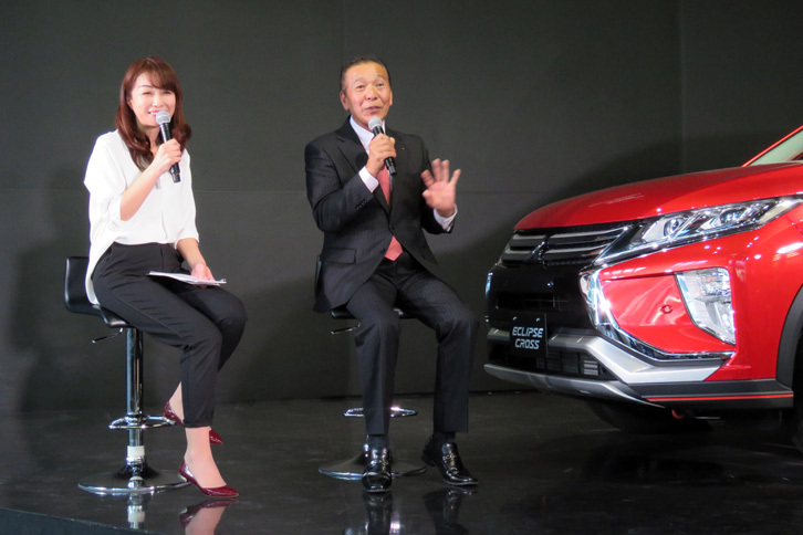 「エクリプス クロス」の特徴について紹介する、ラリードライバーで三菱自動車 広報部チーフエキスパートの増岡 浩氏（右）と、タレントの藤本えみりさん（左）。