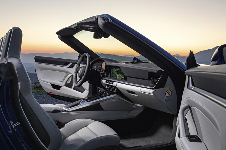 電動ソフトトップを採用し、開閉はそれぞれ12秒でアクションが完了する。