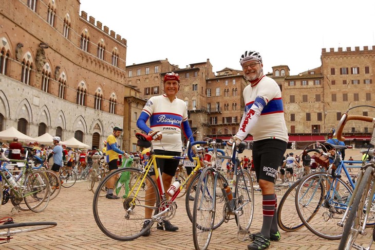 ルノー販売店の法人営業担当ダリオ氏（写真左）は、友人でお客さんでもあるパオロ氏（同右）とともに参加した。自転車は、それぞれ1980年製のスカピンと1964年製のビアンキ。