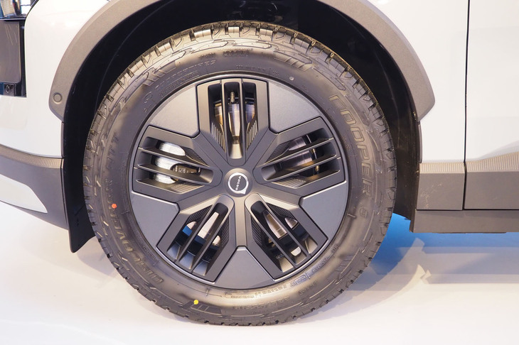 ボルボEX30クロスカントリー（用品装着車のフロントホイール）