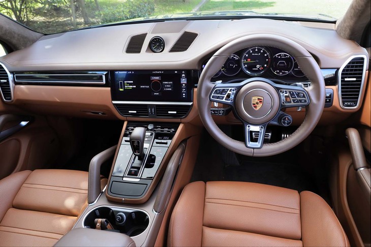 試乗車にはオプションのツートンレザーインテリアがチョイスされていた。カラーリングはトリュフブラウンとコイーバブラウンの組み合わせ。