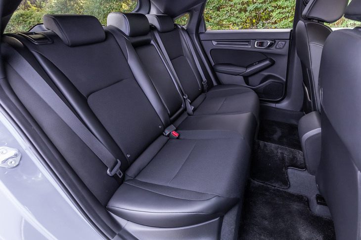 前席との距離を35mm広げ、後席の居住空間を拡大。ルーフの高さは先代モデルよりも50mm下げられたが、ヘッドクリアランスは同等で、快適性は損なわれていないという。