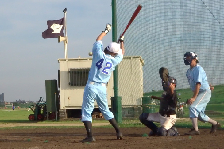 実は３年ぐらい前から、目がかすんでいた。草野球の練習中、フライを取り損ねて目にボールを命中させたことが原因だと思っていたのだが、なんと眼科検診により白内障と判明。しかも両目ともだった。写真は目の負傷とはなんの関係もないが、草野球でデッドボールを受けた瞬間。まぁ雰囲気ということで（笑）。