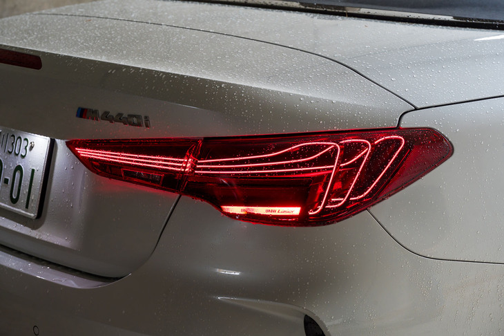 リアコンビランプには蝶の羽のような曲線を描くライトストリップが加わった。