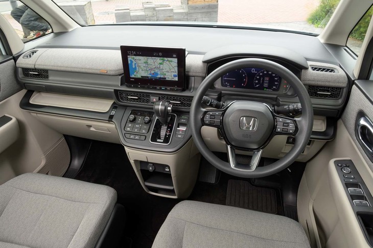 凹凸のないダッシュボードが印象的な、コックピットからの眺め。Aピラーのデザインと相まって、良好な視界が確保されている。