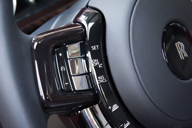 ステアリングホイールに備わるアダプティブクルーズコントロールの操作スイッチ。大幅に進化を遂げた運転支援システムや、インフォテインメントシステム、テレマティクス関連の機能も、新型「ファントム」の特徴として挙げられる。