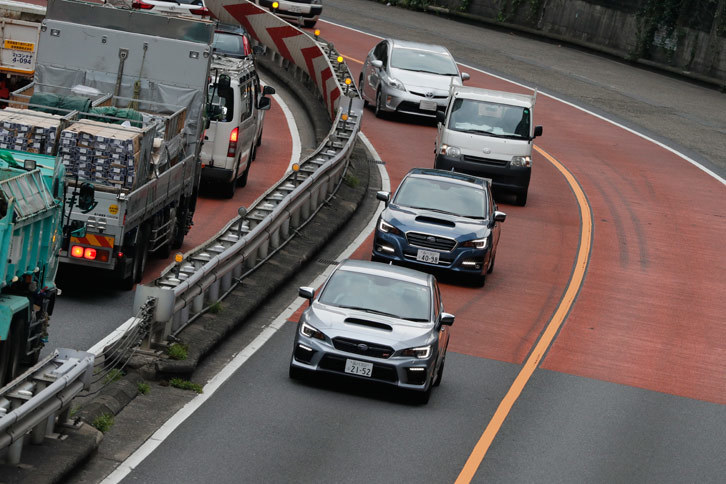 首都高速道路を行く試乗車。メディアによる試乗は単独走行だったが、一般ユーザーについては写真の通り、先導車についていく形での試乗となる。
