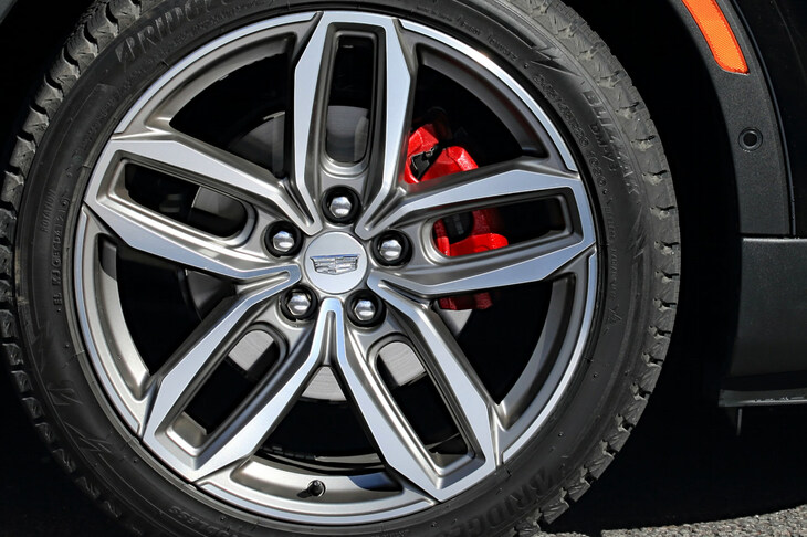 足元の仕様はグレードによって異なり、「スポーツ」グレードには5ツインスポークの20インチアルミホイールが装着されていた。