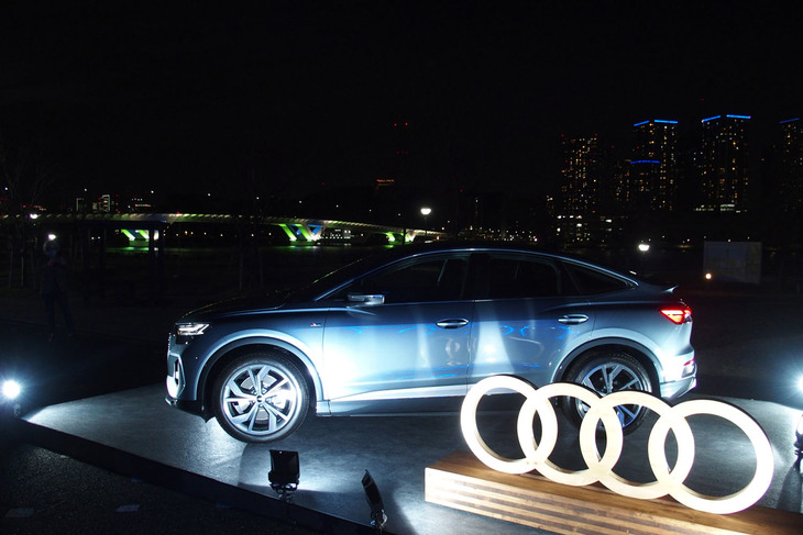 イベント会場の屋外に展示された「Q4スポーツバックe-tron」。