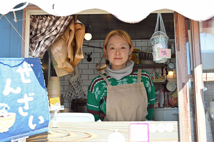 名古屋市近辺で営業していることが多いというというキッチンカー「84（はちよん）食堂」の木原さん。普段は発電機を使っているそうだが、「アウトランダー」からの電気で営業できることに驚いていた。