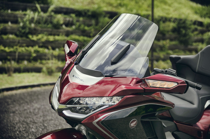 “切れ長”なLEDヘッドランプが目を引くフロントカウル。「ゴールドウイング」には、角度と高さを無段階で調整できる電動スクリーンが採用されている。