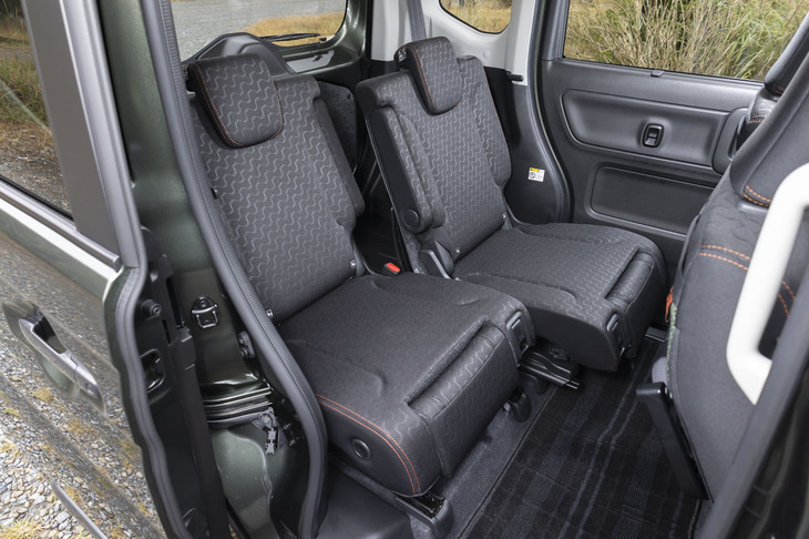 この手の軽スーパーハイトワゴンはどれも過剰なほどに後席が広い。左右独立で前後スライドができる。