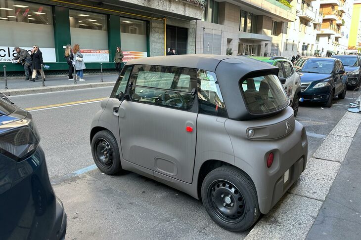 ブレラ地区で見かけた「アミ」。路面に対して直角の駐車は、初代「スマート」が普及したとき以来の光景だ。
