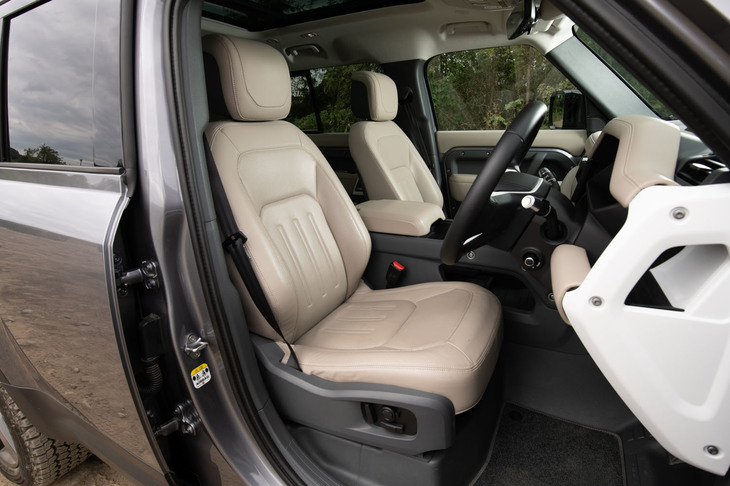 シート表皮にはウィンザーレザーを採用。運転席と助手席にはヒーター／クーラー機能が備わっていたほか、メモリー機能付きの14way電動調整機構、4wayの調整機構付きヘッドレストなどが装備されていた。