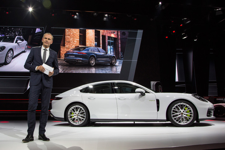 プレスカンファレンスで登壇するオリバー・ブルーメ会長。「パナメーラ4 E-ハイブリッド」はすでに概要が発表されており、日本では2016年10月11日に予約受け付けが開始される。価格は1407万円。