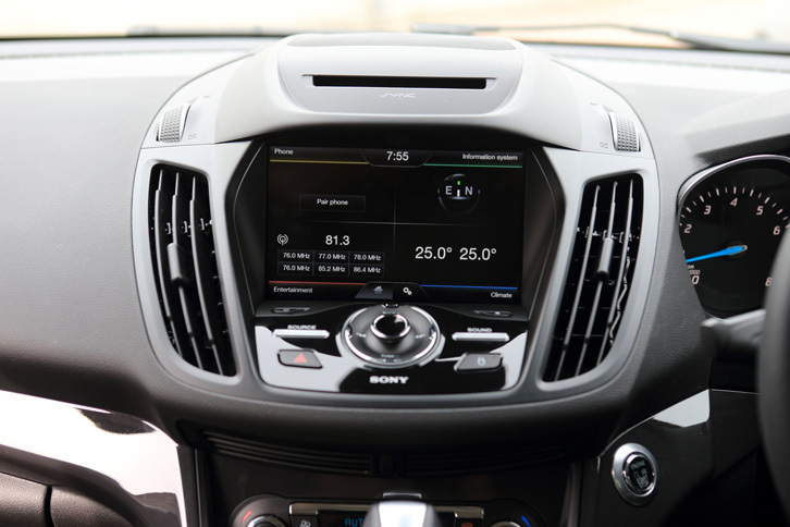 「クーガ」にはオーディオや空調、携帯端末との連携機能などを統合制御するインフォテインメントシステム「MyFord Touch」が標準装備される。