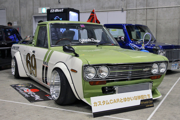 東京オートサロンにも出展されていた、バンザイスポーツジャパンの510ブルーバードの顔を持つ「日産サニー トラック」。カラーリングはBRE風。