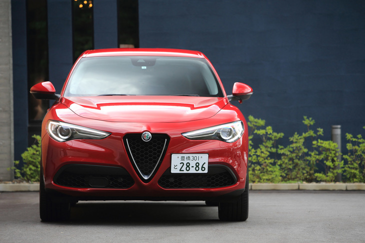 トレッド幅は「ジュリア」が前＝1555mm、後ろ＝1625mmであるのに対し、「ステルヴィオ」では前＝1610mm、後ろ＝1650mmとなっている。