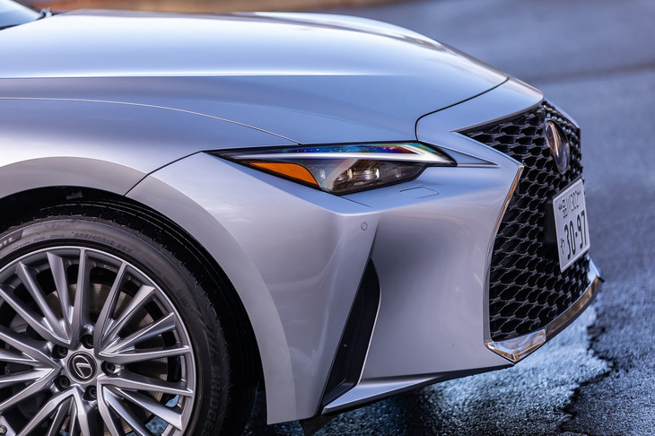 フロントまわりでは、面積が拡大されたグリルや新しいヘッドランプデザインが目を引く。グリルを強調する立体感のあるバンパーの造形も最新型の特徴といえる。