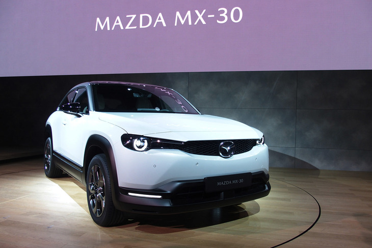 マツダ初の電気自動車（BEV）「MX-30」。同社の新世代商品第3弾で、新開発のフル電動パワートレイン「e-SKYACTIV」を搭載している。