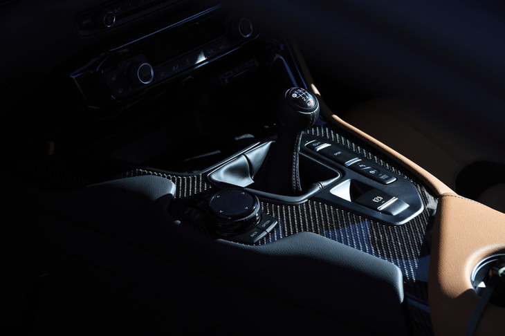 「トヨタGRスープラ」に改良が加えられるのは、2020年に続いてこれが2度目。前回は直6エンジンのパワーアップが、今回は足まわりの改良と6段MT仕様の設定がトピックとなっている。