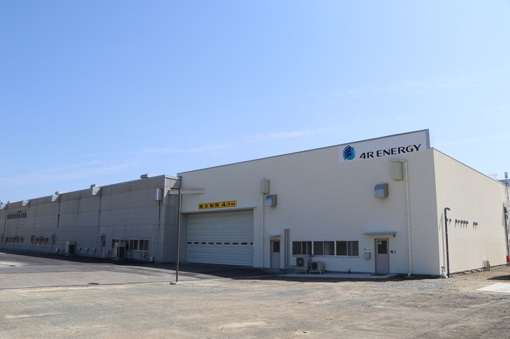 日産はEVの発売以前からバッテリーのリサイクルに関する事業を推進。2018年3月には、住友商事との合弁会社フォーアールエナジーが、福島県双葉郡浪江町に使用済みEV用バッテリーの再製品化専用工場を開所した。