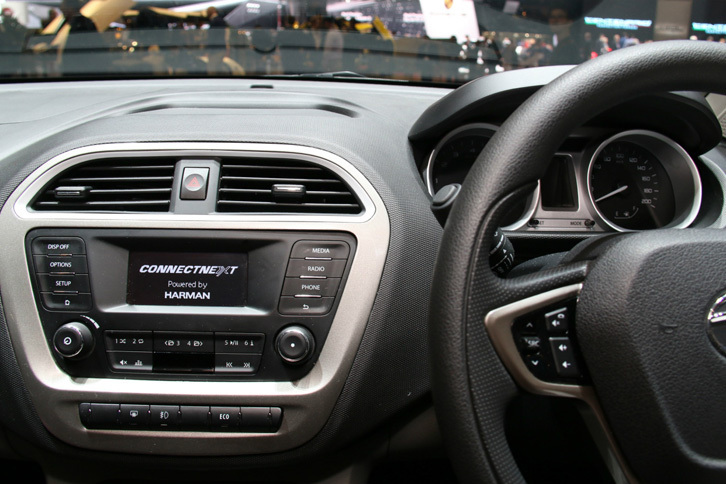 「タタ・ティアーゴ」のダッシュボード。コネクティビティーへの対応は、なんとハーマンとコラボレートしている。