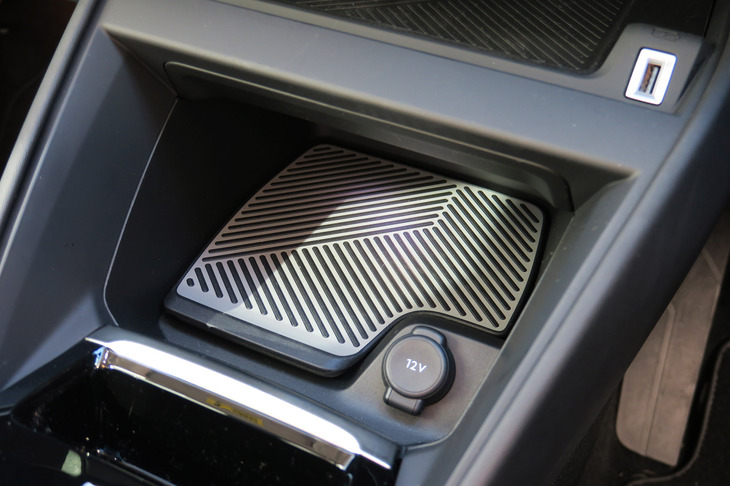 シトロエンC4シャイン（センターコンソールの収納スペース）