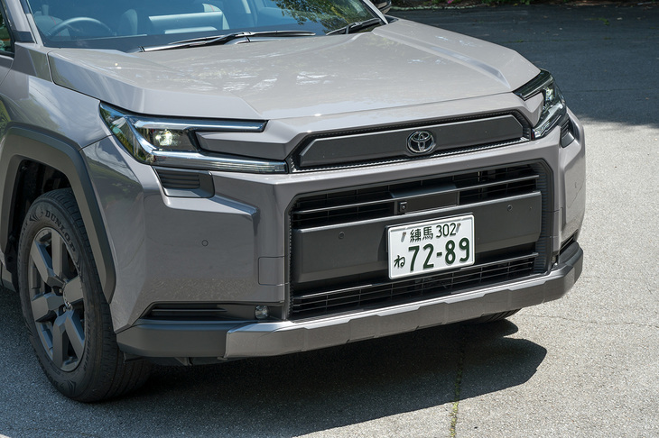 開口部が目立つフロントマスクが「アドベンチャー」ならではのポイント。最新のトヨタ車ではおなじみのハンマーヘッドデザインだ。