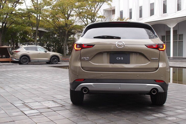 マツダCX-5 20Sフィールドジャーニー（写真奥はオプション装着車）