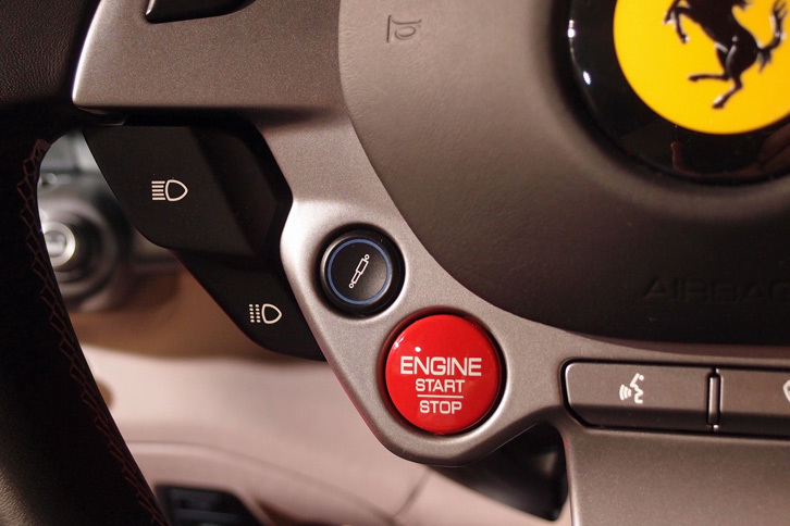 フェラーリ812スーパーファスト（エンジンスタートボタン）