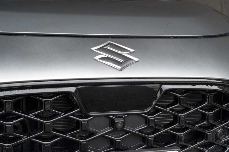 フロントに備わる先進運転支援システム（ADAS）のセンサー。ADASの仕様にグレードによる差異はないが、発進時や低速走行時にクラッチ操作が必要となるMT車では、誤発進抑制機能、後方誤発進抑制機能、低速時ブレーキサポート＜前進・後退＞は非搭載となる。