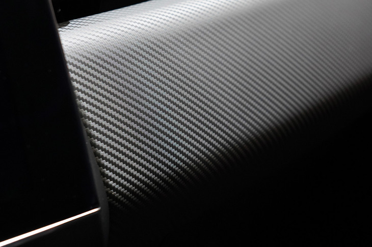 ダッシュボードに施された、精緻なカーボン装飾。インテリアの質感は格段に向上している。