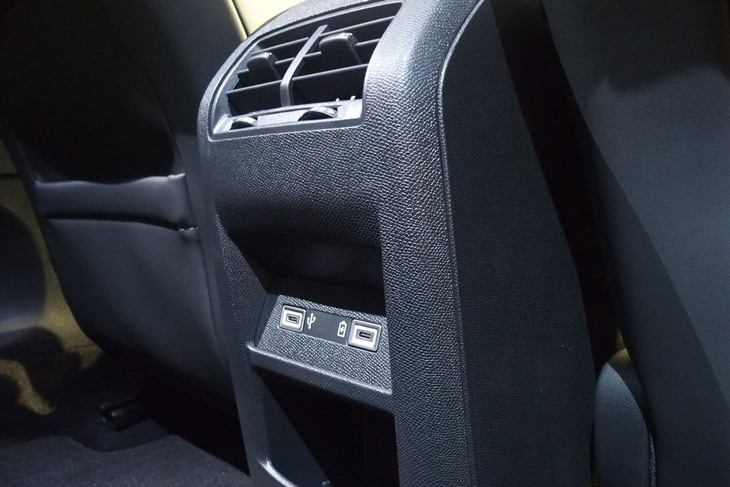 プジョー308アリュール（リアセンターコンソール）