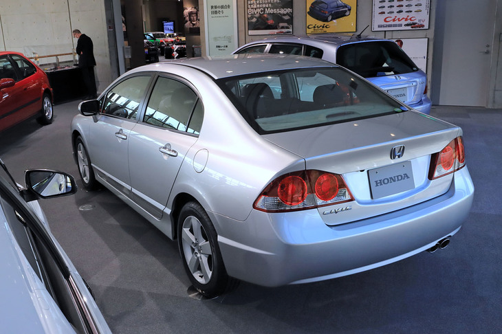 スタンダードな1.8リッター／2リッターの直4ガソリン車に加え、最高出力225PSを発生する高性能モデル「タイプR」や、1.3リッター直4エンジンにモーターを組み合わせた「ハイブリッド」もラインナップ。英国からの輸入車として、3ドアの「タイプＲユーロ」も数量限定で販売された。