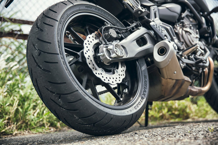 リアサスペンションについては、スプリングのバネ定数とダンパーの伸側・圧側両方の減衰力を、従来モデルより高く設定。プリロード調整機能に加え、新たに伸側減衰力調整機能も装備された。