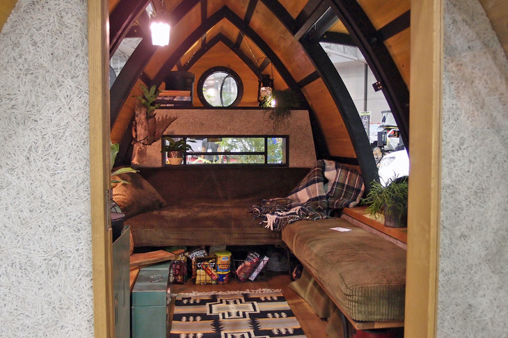 “とんがりトラック”のインテリア。リビングというほかない。