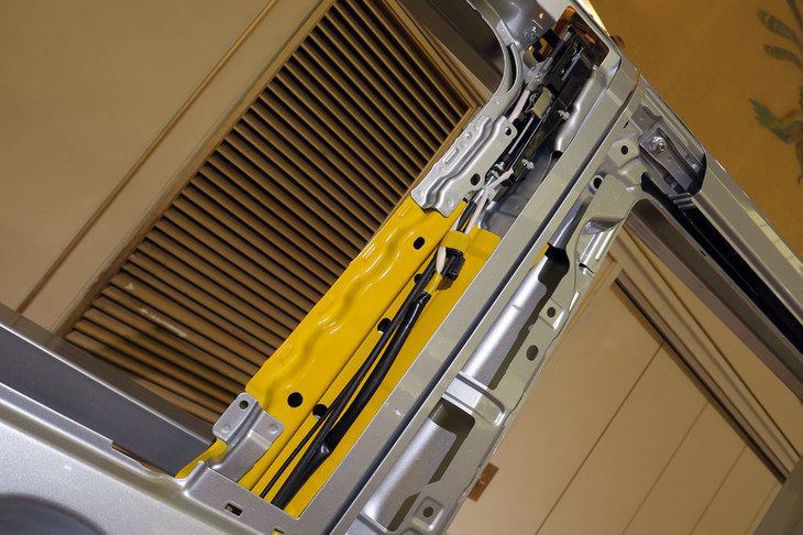 衝突安全性を確保するため、Bピラーには980Mpaの超ハイテン材が用いられている。